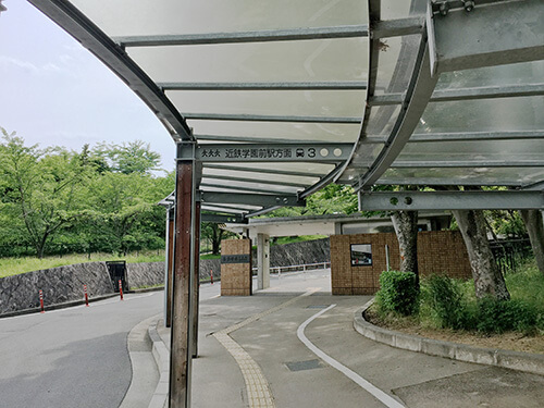奈良学園中学校正門前