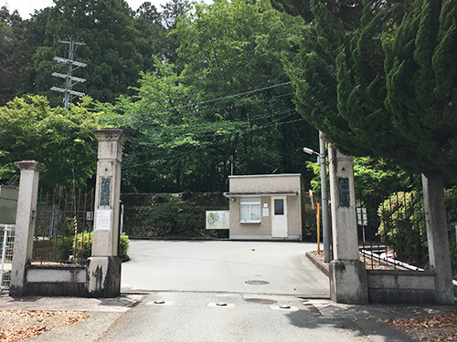 三田学園正門